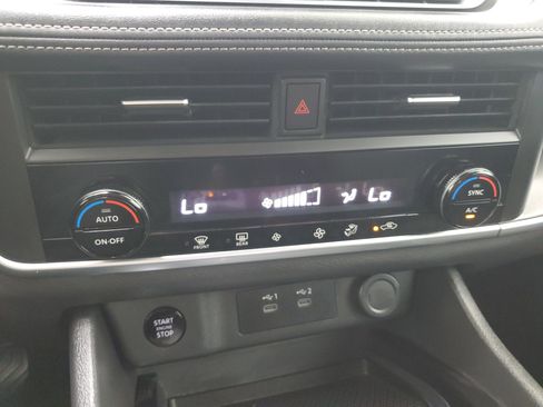 Used 2025 Nissan Rogue SV FWD image 29