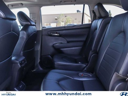 Used 2023 Toyota Highlander XLE FWD image 18