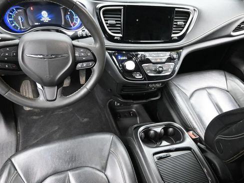 Used 2022 Chrysler Pacifica Touring-L w/ Uconnect Theater Family Group FWD image 17