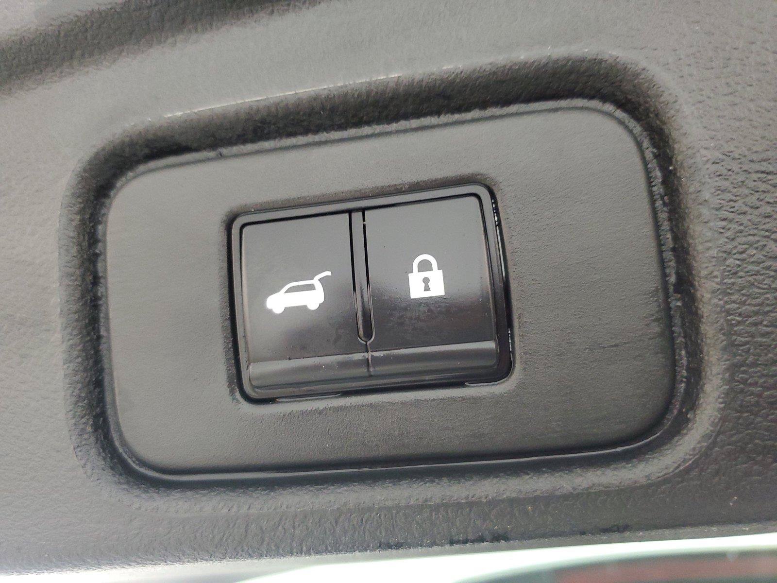 Used 2025 Nissan Pathfinder SV FWD image 8