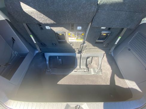 Used 2024 Toyota Sienna XLE FWD image 30