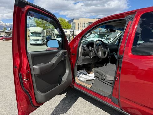 Used 2012 Nissan Frontier SV w/ Sport Appearance Pkg AWD/4WD image 11