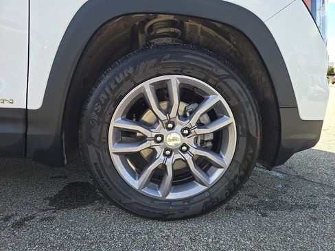 Used 2024 GMC Terrain SLT AWD/4WD image 12