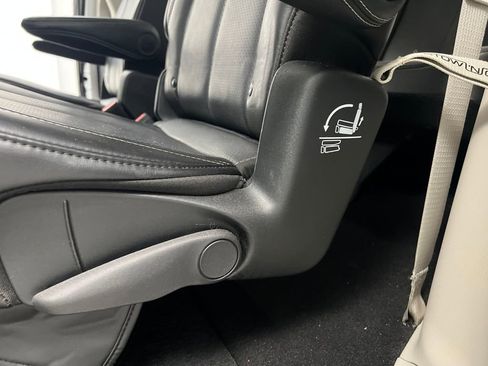 Used 2024 Chrysler Pacifica Touring-L image 14