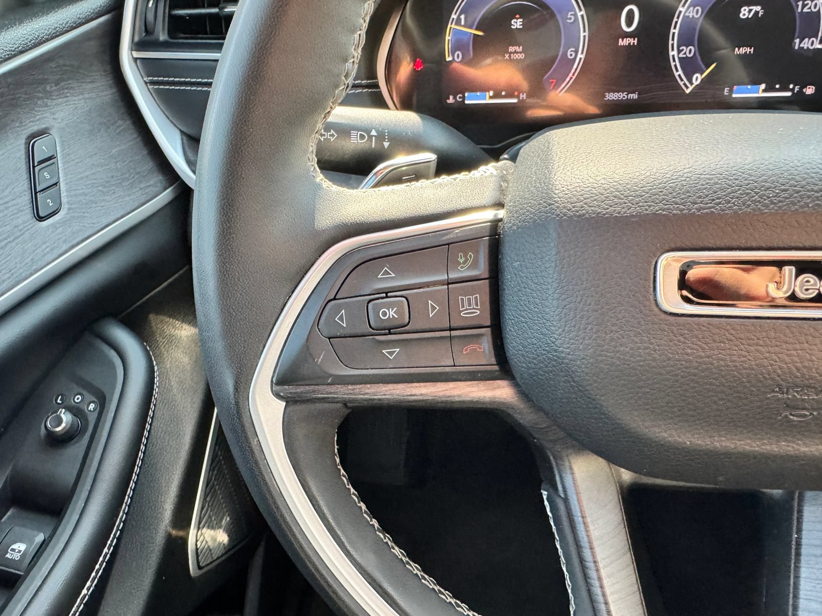Used 2023 Jeep Grand Cherokee L Limited w/ Luxury Tech Group II AWD/4WD image 18