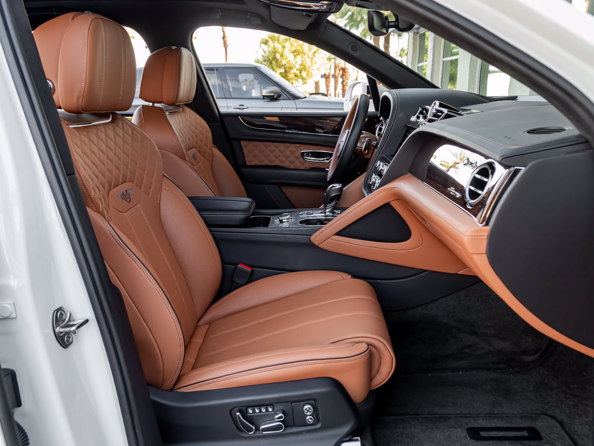 Used 2023 Bentley Bentayga Plug-In Hybrid AWD/4WD image 2