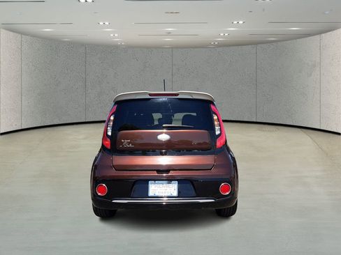 Used 2017 Kia Soul + image 6