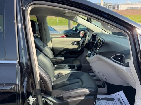 Used 2024 Chrysler Pacifica Touring-L image 16