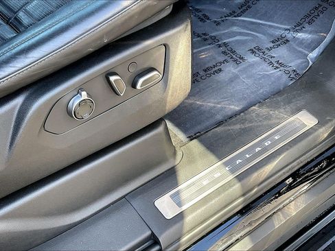 Used 2023 Cadillac Escalade Sport Platinum AWD/4WD image 35