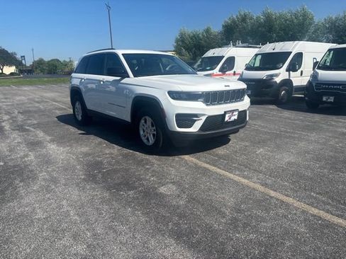 Used 2023 Jeep Grand Cherokee Laredo AWD/4WD image 2