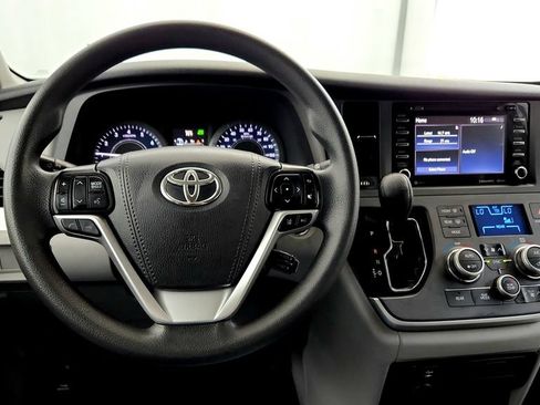 Certified 2020 Toyota Sienna LE w/ LE Preferred Package FWD image 28