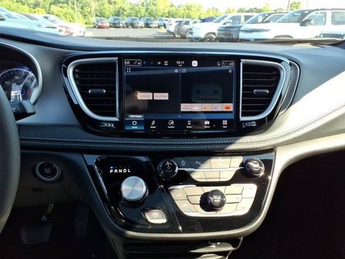 New 2027 Chrysler Pacifica Select AWD/4WD image 7