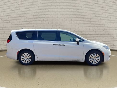 Used 2020 Chrysler Voyager L FWD image 4