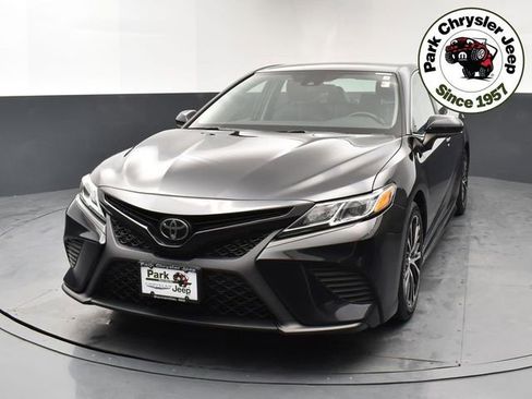 Used 2019 Toyota Camry SE image 2