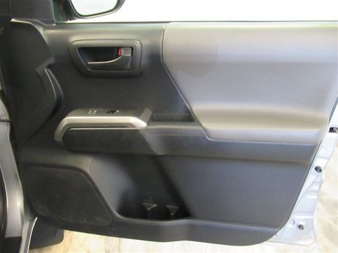 Used 2016 Toyota Tacoma SR5 image 38