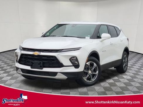 Used 2025 Chevrolet Blazer LT FWD image 1