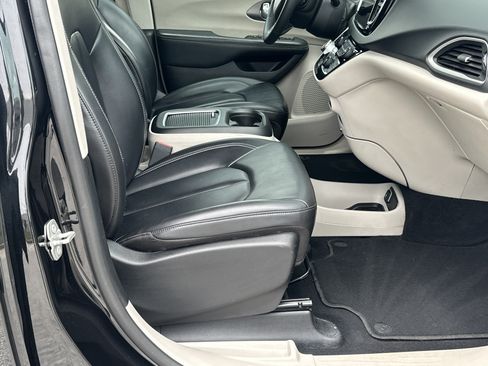 Used 2023 Chrysler Pacifica Touring-L FWD image 13