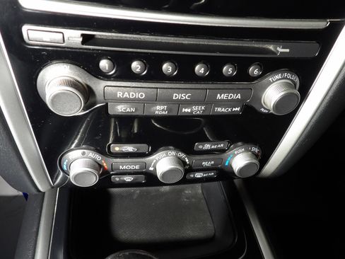 Used 2019 Nissan Pathfinder SV FWD image 15