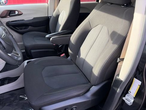 Used 2022 Chrysler Voyager LX FWD image 38