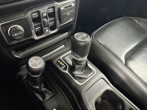 Used 2019 Jeep Wrangler Unlimited Sahara w/ Uconnect 4C Nav & Sound Group AWD/4WD image 18