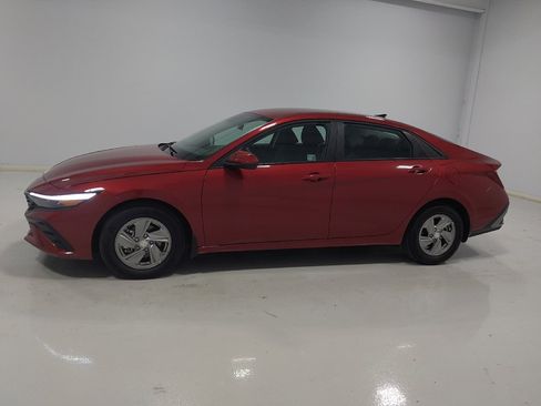 Used 2025 Hyundai Elantra SE FWD image 2
