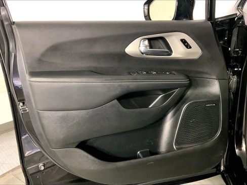 Used 2024 Chrysler Pacifica Limited w/ Uconnect Theater Family Group image 25