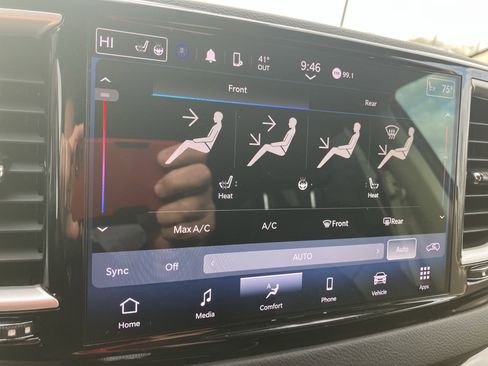 Used 2022 Chrysler Pacifica Touring-L image 2