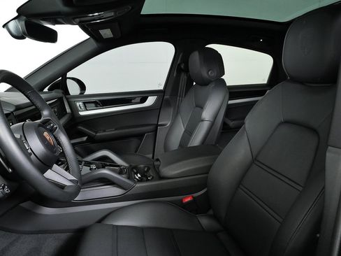 Certified 2025 Porsche Cayenne S image 5