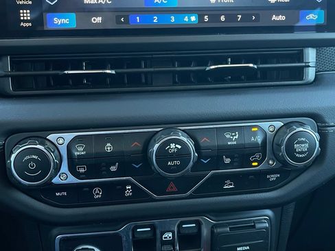 Used 2025 Jeep Gladiator Mojave w/ Convenience Group AWD/4WD image 33