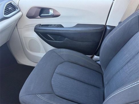 Used 2024 Chrysler Voyager LX image 21