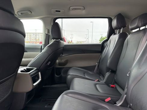 Used 2025 Kia Carnival FWD image 17
