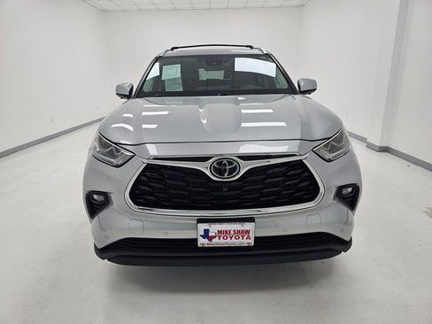 Used 2024 Toyota Highlander Limited image 3