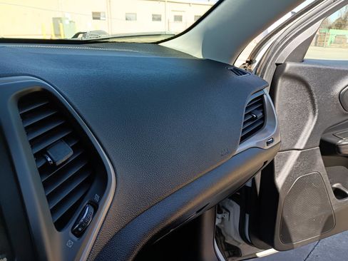 Used 2014 Jeep Cherokee Limited w/ Technology Group image 38