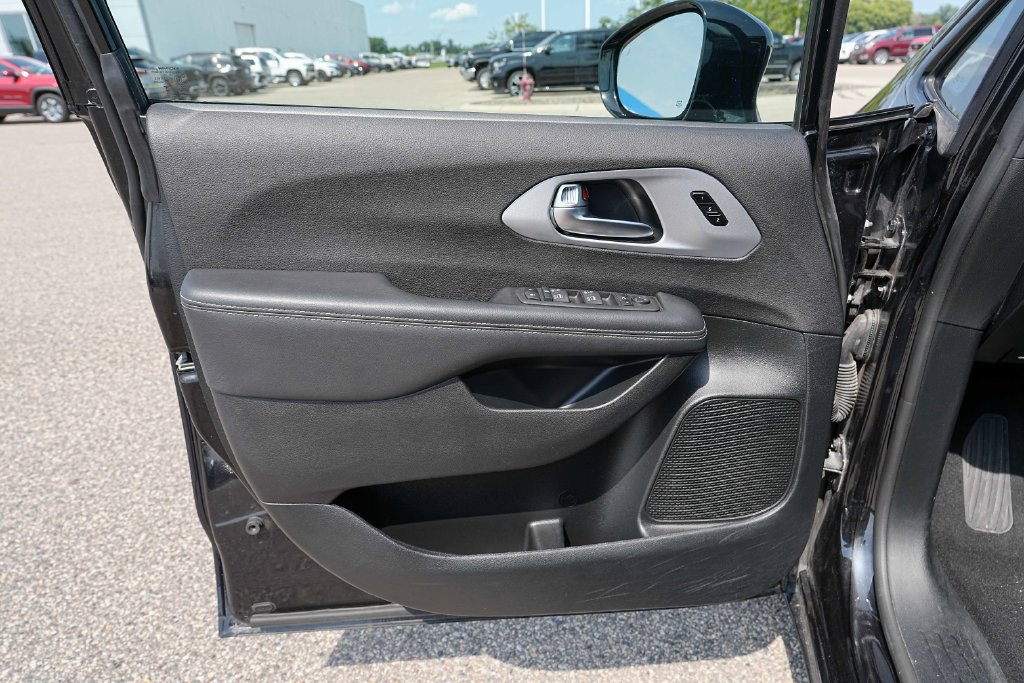 Used 2025 Chrysler Pacifica Limited FWD image 26