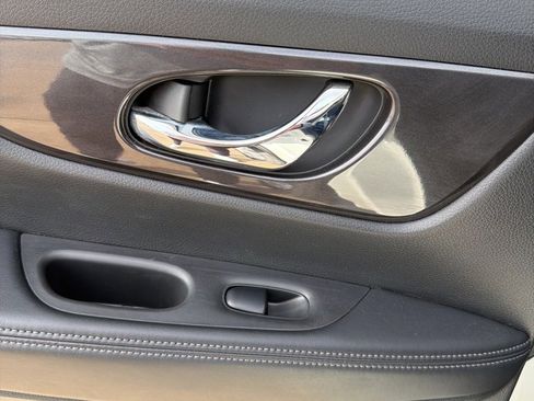 Used 2018 Nissan Rogue SV image 35