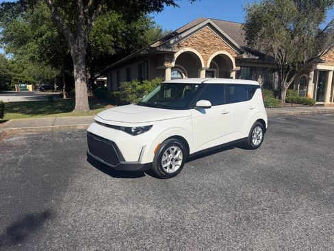 Used 2025 Kia Soul LX FWD image 2