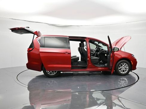 New 2026 Chrysler Pacifica Select image 45