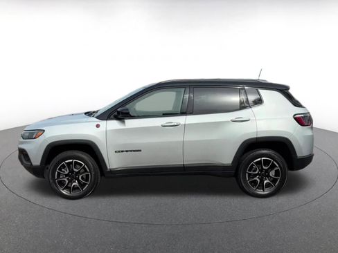 Used 2025 Jeep Compass Trailhawk image 9