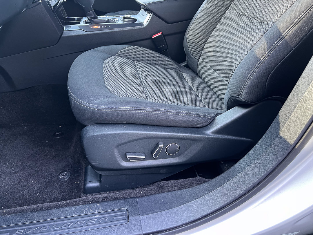 Used 2018 Ford Explorer XLT w/ Equipment Group 201A FWD image 17