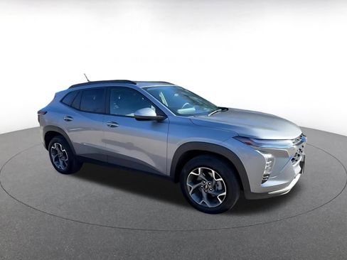 Used 2025 Chevrolet Trax LT image 2