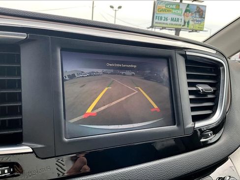 Used 2023 Chrysler Voyager LX image 22