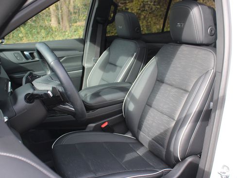 Certified 2025 Buick Enclave Sport Touring w/ Power Package image 15