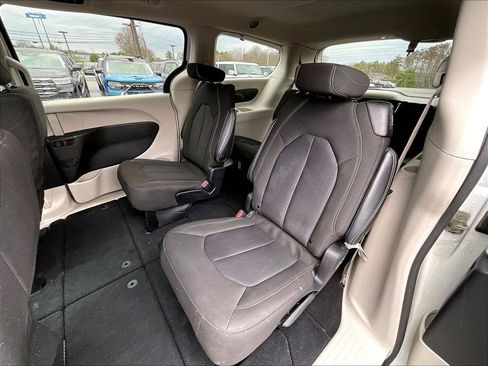 Used 2023 Chrysler Voyager LX image 14