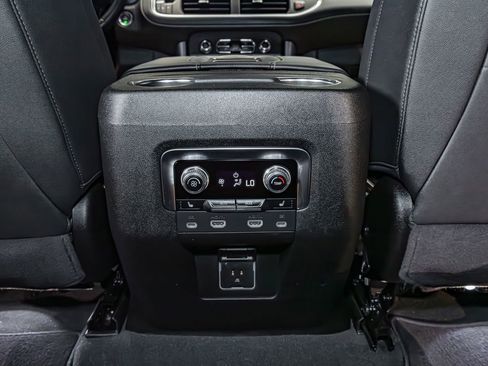 Used 2024 GMC Yukon XL SLT w/ SLT Luxury Package image 25