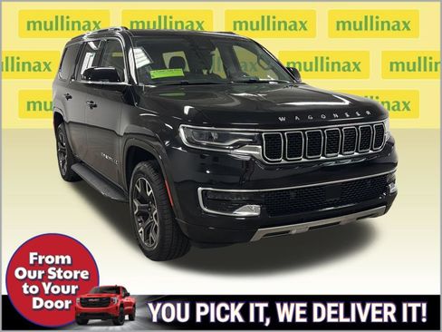 Used 2023 Jeep Wagoneer Series III w/ Preferred Equipment Group RWD image 2