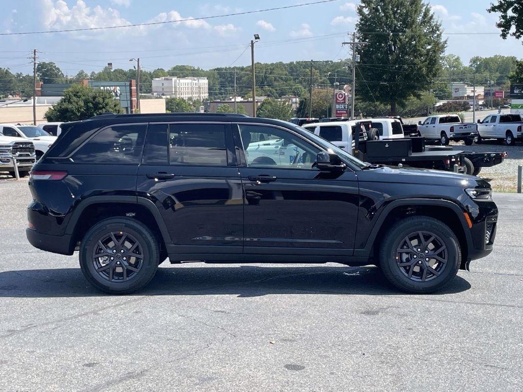New 2027 Jeep Grand Cherokee Altitude RWD image 9