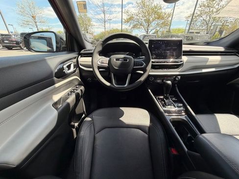 Used 2025 Jeep Compass Limited image 18