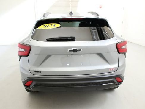 Used 2024 Chevrolet Trax RS w/ Sunroof Package FWD image 8