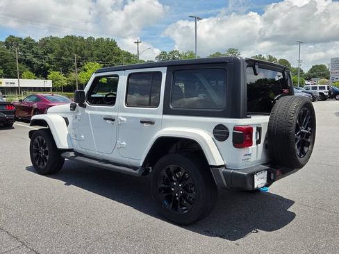 Used 2022 Jeep Wrangler Unlimited Sahara AWD/4WD image 6