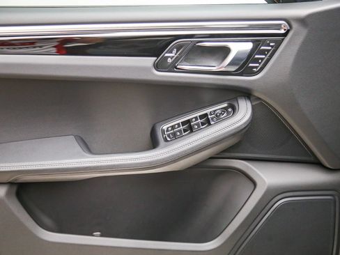 Certified 2025 Porsche Macan AWD/4WD image 27